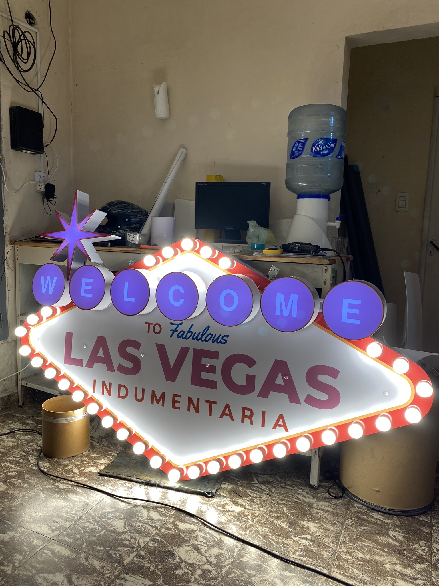 Cartel corpóreo personalizado con iluminación mixta frontal y trasera (Las Vegas)