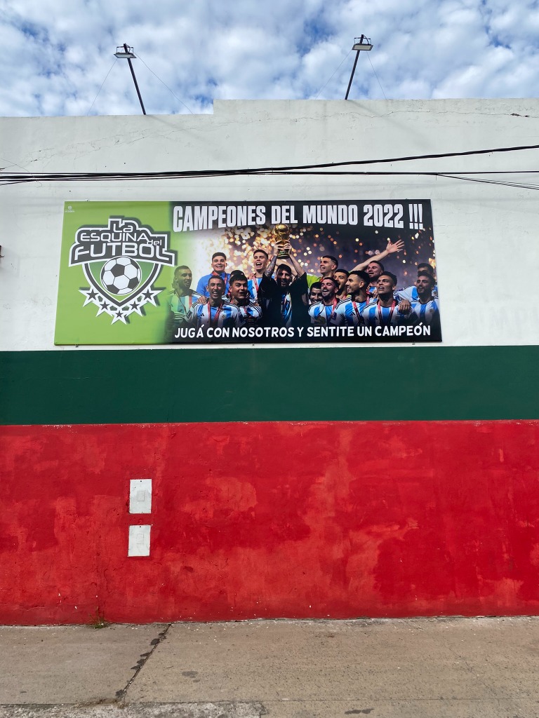 Lona front con estructura en caño estructural (Campeones 2022)